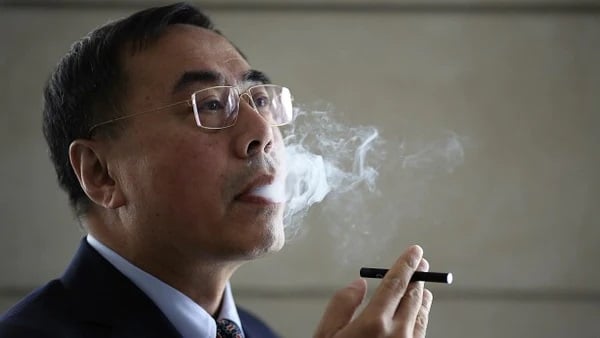 Hon Lik - Người cải tiến phát triển đưa thuốc lá điện tử bán khắp nơi trên thế giới năm 2006